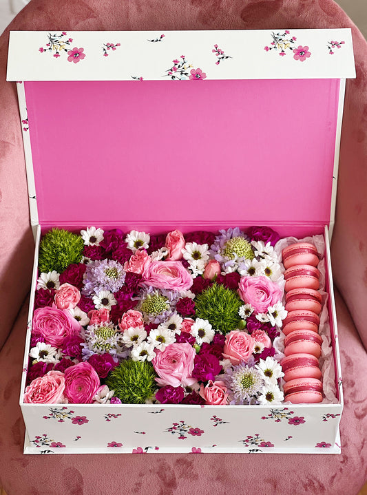 Flowers box with macaroons