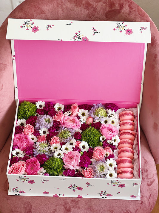 Flowers box with macaroons