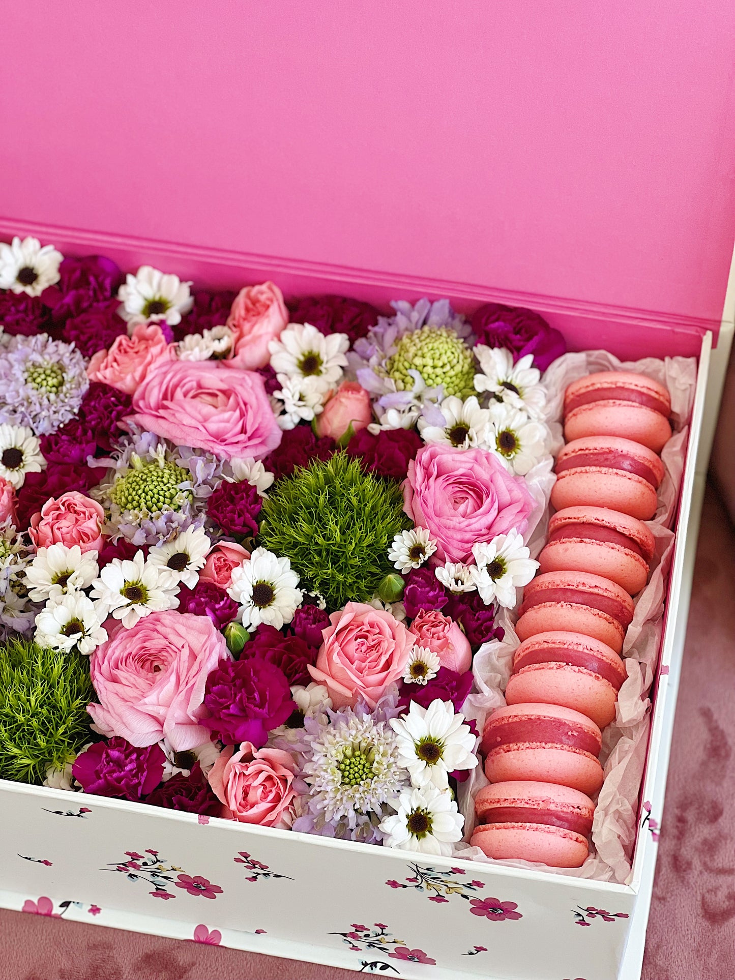 Flowers box with macaroons